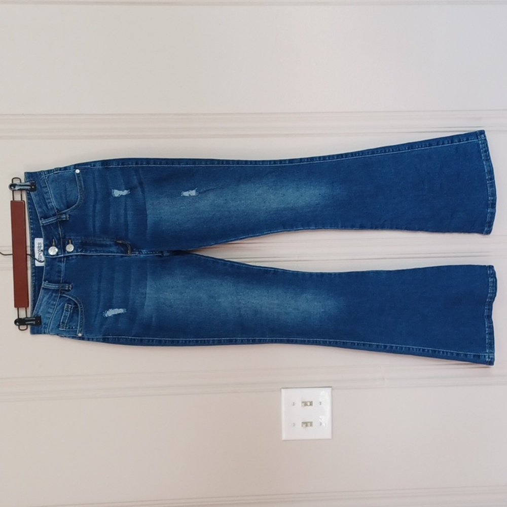 NWOT's VIPONES Med-Wash Hi-rise Flared Dist. Denim Stretch Jeans W-4